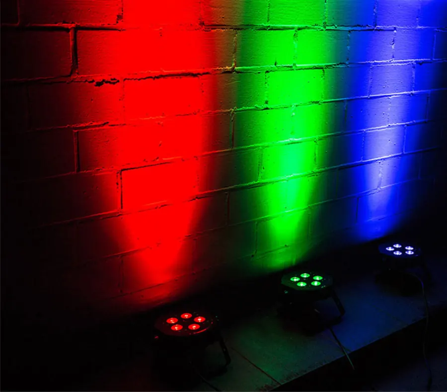 LED-Ambientestrahler tauchen eine Wand in rotes, grünes und blaues Licht