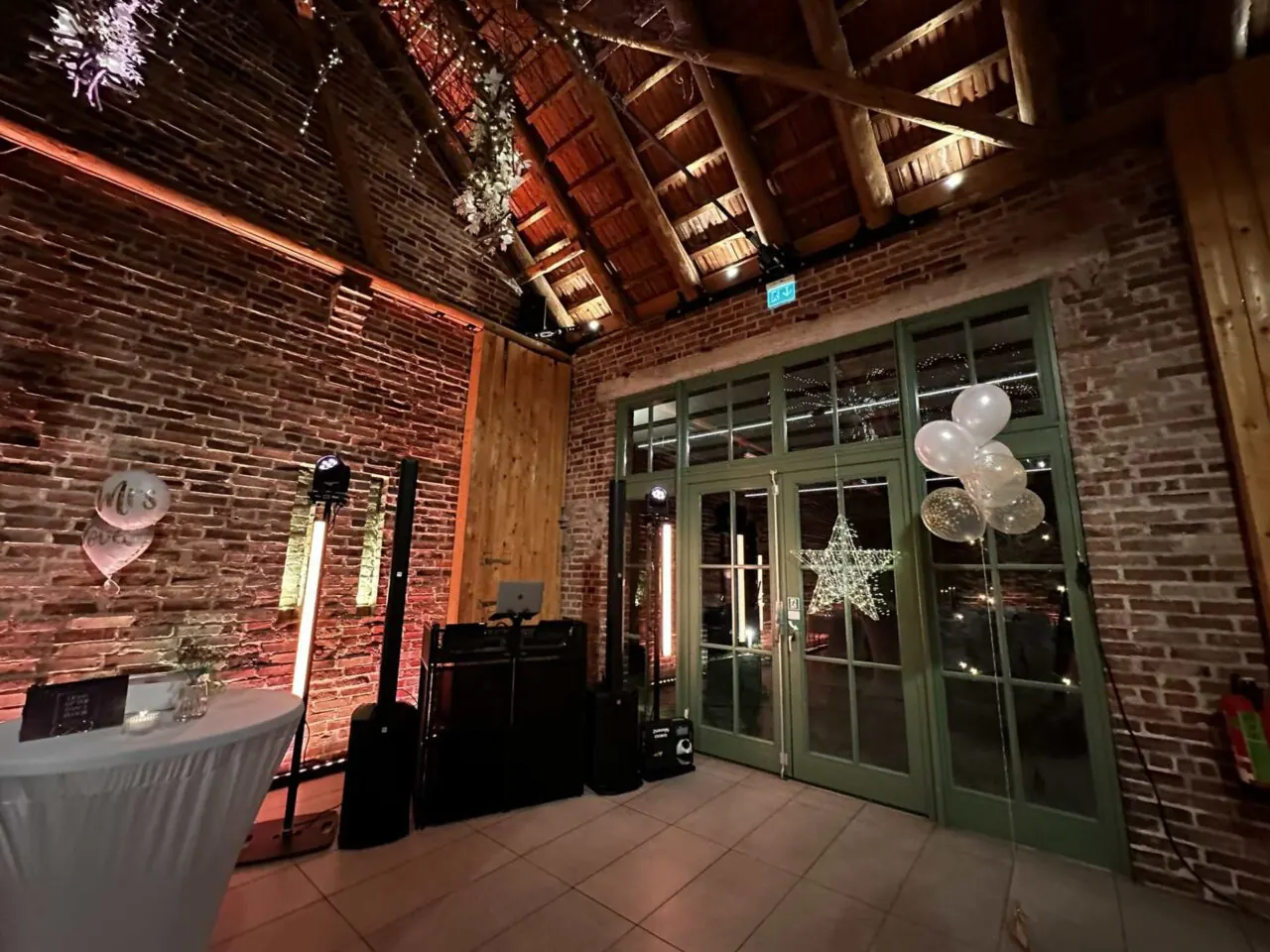 Tom Royce' DJ-Setup in der Scheune von Brüngers Land-Wirtschaft in Rödinghausen