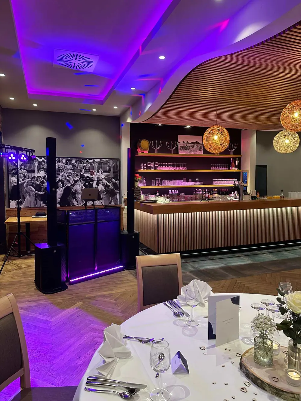 DJ-Setup mit Lichttechnik im Saal des Hotel Restaurant Zur Linde in Rinteln-Eisbergen