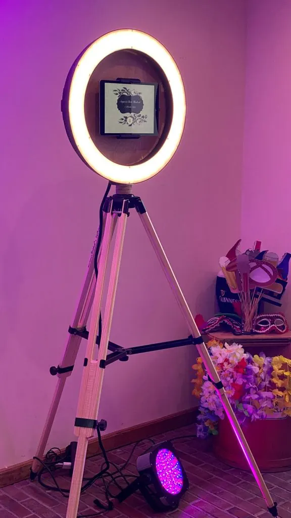 Fotobox in Vintage-Holzoptik mit Leuchtring auf Stativ