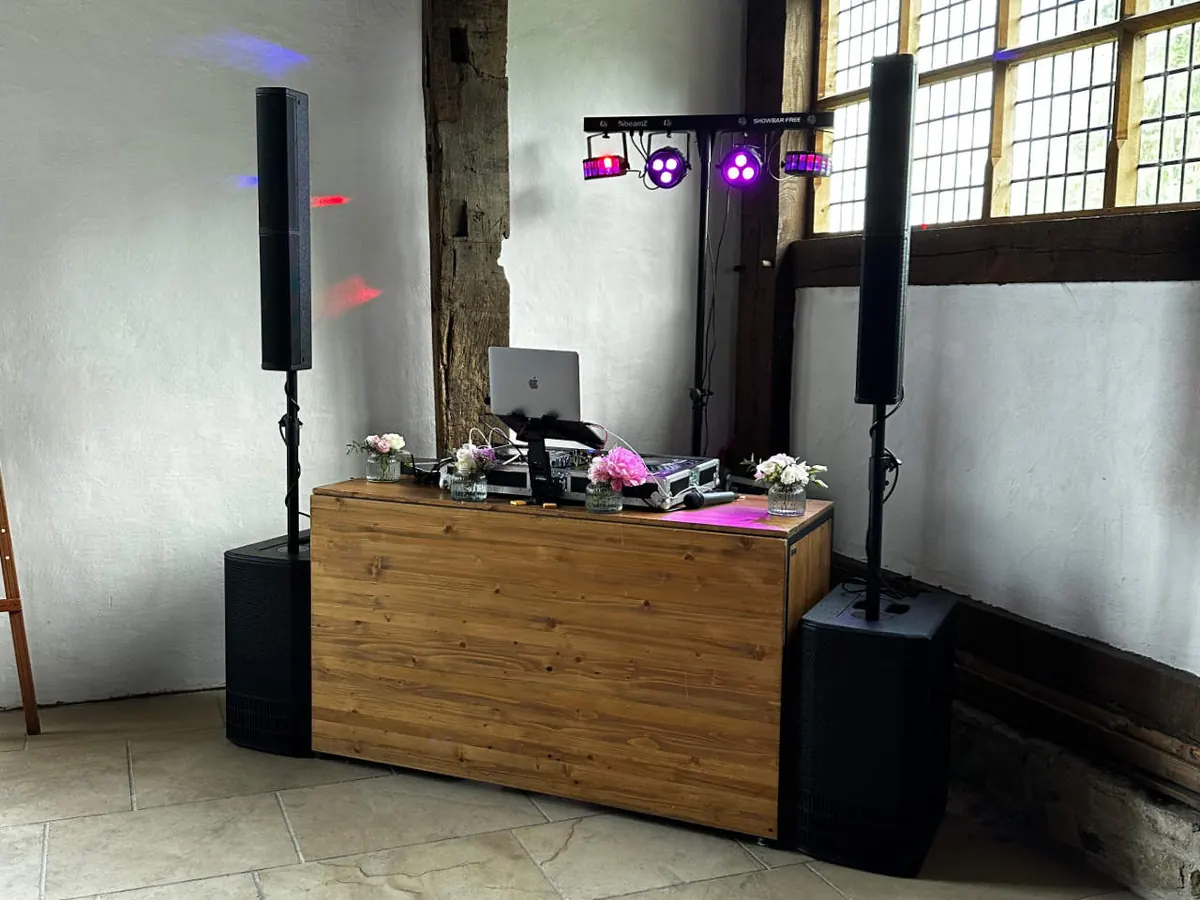 Aufgebautes BASIC-Setup von Tom Royce mit DJ-Pult, Lautsprechern und Lichtbar