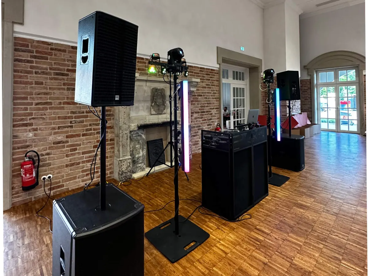 Aufgebautes PLUS-Setup von Tom Royce mit Lautsprechern, Subwoofern und LED-Tubes